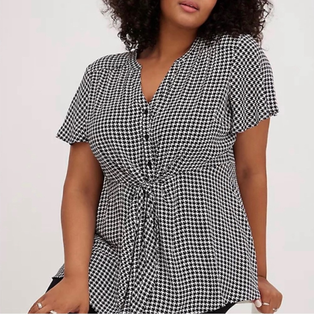🚍📝📚 Torrid houndstooth check baby doll blouse  - size 3 (3X, 22/24)